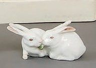 ROYAL COPENHAGUE Sujet en porcelaine montrant deux petits lapins se partageant une...