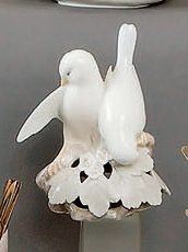 ROYAL COPENHAGUE Sujet en porcelaine présentant un couple de colombes posé sur une...