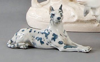 ROYAL COPENHAGUE Dogue allemand en porcelaine, émaux bleu grisé sur fond blanc, SCI...