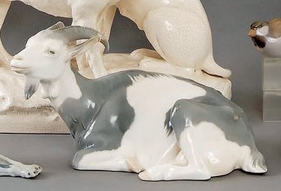 ROYAL COPENHAGUE Chèvre en porcelaine, émaux gris et beige pâle ocré, SCI ''Royal...