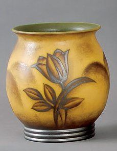 KERAMIS Charles CATTEAU Vase pansu sur talon cannelé en grès, décor de bouquets stylisés,...