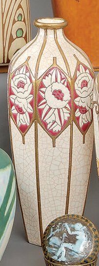 LONGWY Grand vase ovoïde octogonal en faïence à petit col ourlé, décor Art Déco de...