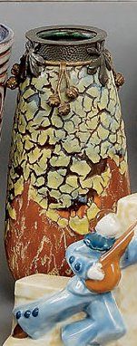 Louis DAGE Vase ovoïde en faïence, décor d'un épais émail jaune largement craquelé...