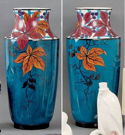 SÈVRES Paire d'importants vases balustres en porcelaine sur talon à décor de groseilliers...