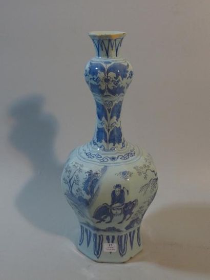 DELFT Vase à double renflement et à pans coupés à décor en camaïeu bleu dans le style...