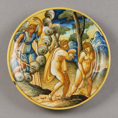 URBINO Plat rond à décor polychrome d'une scène représentant Adam et Eve chassés...