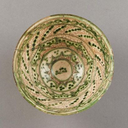 KECHAN Coupe en céramique siliceuse à décor d'arabesques en vert sur fond brun. XIIIè...