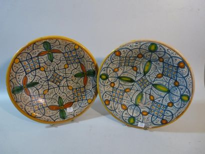MONTELUPO Deux plats ronds à décor bleu, jaune vert et orangé de motifs géométriques...