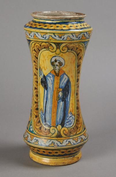 PALERME Grand albarello légèrement cintré à décor polychrome d'un Saint dans un médaillon...
