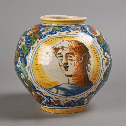 VENISE Vase boule à décor polychrome de deux portraits d'homme en buste dans des...