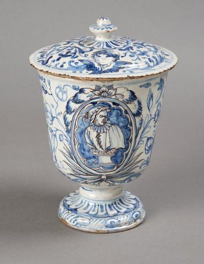 SAVONE Vase couvert à piédouche à décor en camaïeu bleu du portait en buste d'un...