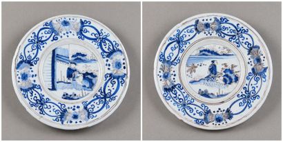 NEVERS Paire de plats ronds à décor en camaïeu bleu et manganèse au centre d'un chinois...