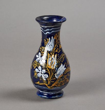 NEVERS Petit vase balustre à décor en ocre et blanc fixe sur fond bleu persan de...