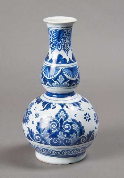 NEVERS Vase double gourde décoré en camaïeu bleu de lambrequins, de rinceaux et de...