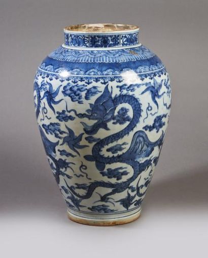 JAPON (ARITA) Grand vase balustre décoré en bleu sous couverte de quatre dragons...