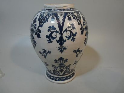SAINT CLOUD Vase balustre à décor en camaïeu bleu de lambrequins fleuris. XVIIIè...