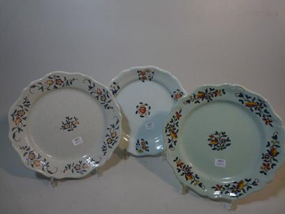 ROUEN Trois assiettes à bord contourné, à décor polychrome de tiges fleuries. XVIIIè...