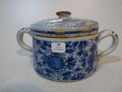 DELFT Pot rond couvert à deux anses décoré en camaïeu bleu de fleurs. XVIIIe siècle....