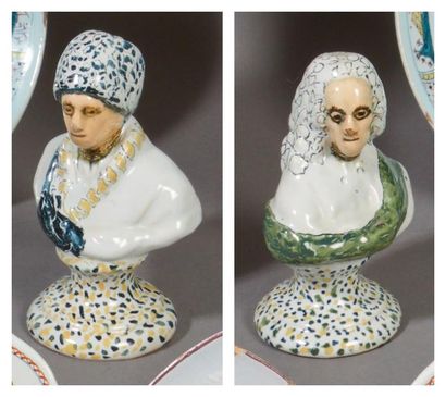 ROUEN LA METAIRIE Paire de figurines représentant les bustes de Voltaire et de Rousseau...