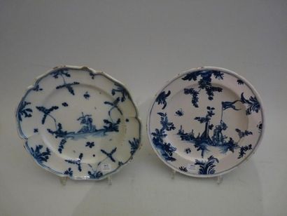 MARSEILLE Deux assiettes, une ronde et une à bord contourné décorées en camaïeu bleu...