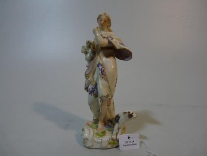 MEISSEN Figurine représentant une nymphe drapée d'un manteau à motif de fleurs. Elle...