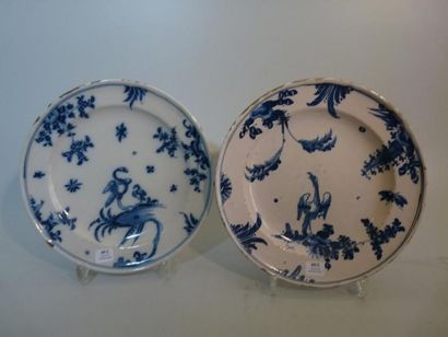 MARSEILLE Deux assiettes rondes décorées en camaïeu bleu d'oiseaux fantastiques dans...