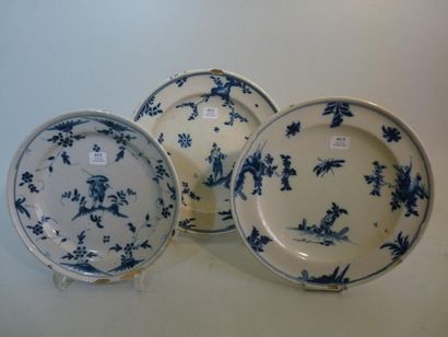 MARSEILLE Trois assiettes rondes décorées en camaïeu bleu de chinois dans des paysages....