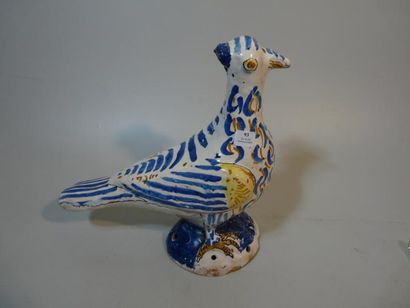 NEVERS Pigeon de faîtage décoré en bleu, ocre et manganèse au naturel. Premier tiers...