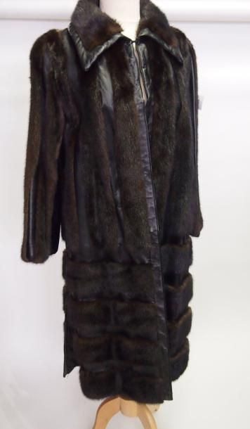 BONWIT TELLER Manteau en Vison dark monté sur des galons de cuir noir, col parementure...