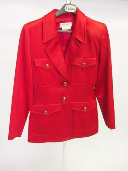 Yves Saint LAURENT Tailleur en laine rouge, veste d'inspiration saharienne, col châle...