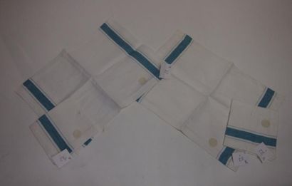 HERMES Paris Lot comprenant deux sets et deux serviettes en lin blanc à chevrons,...