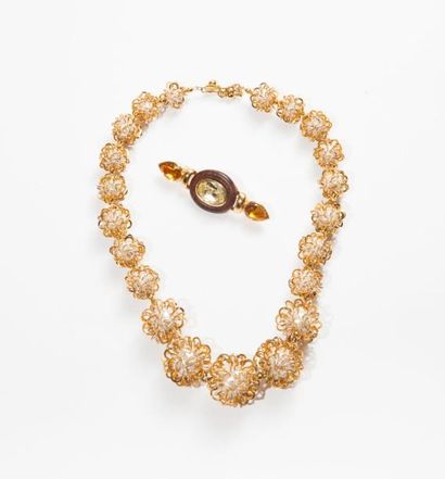 ANONYME, Yves SAINT LAURENT Lot composé d'un collier en chute de perles nacrées blanches...