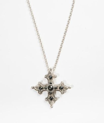 Christian DIOR Boutique Sautoir chaîne retenant un pendentif figurant une croix en...