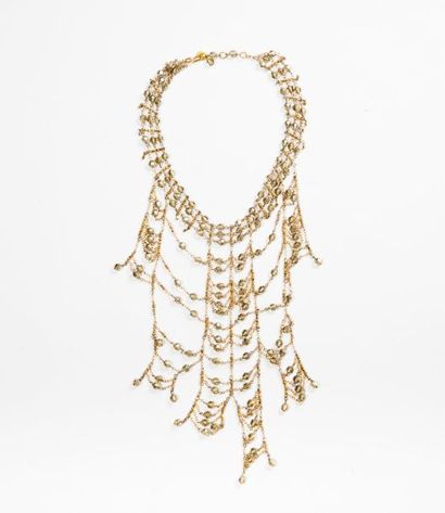Danièl SWAROVSKI Collier plastron composé de chaînes en métal doré ornées de perles...