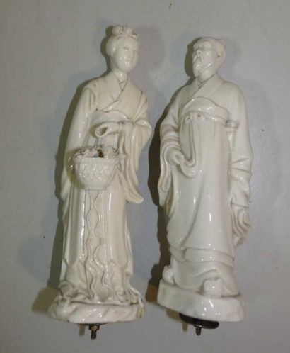 null CHINE : Paire de figurines représentant un couple de dignitaires émaillés blanc....
