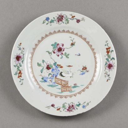 null CHINE. Trois petits plats ronds et une assiette à décor de fleurs en émaux de...