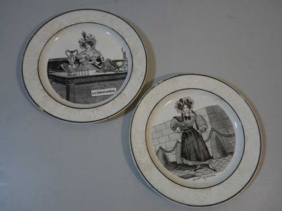 null CHOISY - Deux assiettes à décor en grisaille de la série des Métiers Féminins...