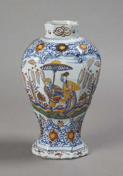 null DELFT - Vase balustre à décor polychrome de deux Chinois dont l'un tenant une...