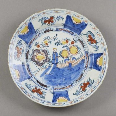 null DELFT Paire de plats ronds décorés en polychromie d'un chinois dans un paysage...