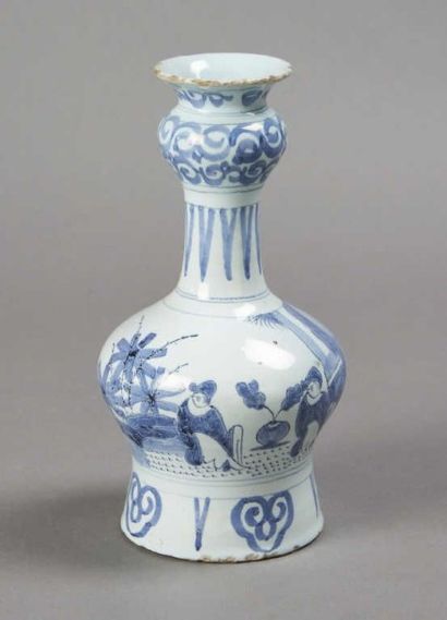 null DELFT -Vase balustre à décor en camaïeu bleu de Chinois dans des paysages lacustre,...