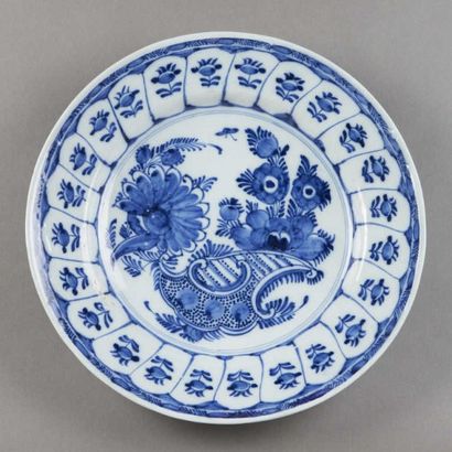 null DELFT. Plat rond décoré en camaïeu bleu de fleurs stylisées dans le gout de...