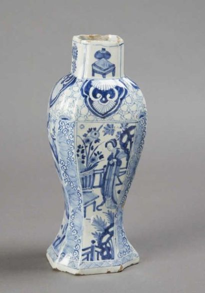 null DELFT. Vase balustre à pans coupés décoré en camaïeu bleu de personnages chinois...