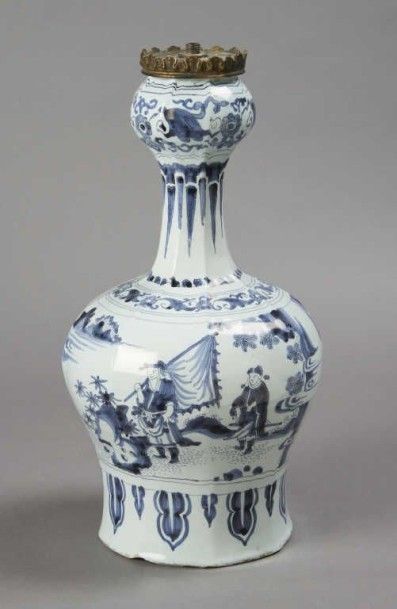 null DELFT. Vase bouteille octogonal décoré en camaïeu bleu de personnages chinois...