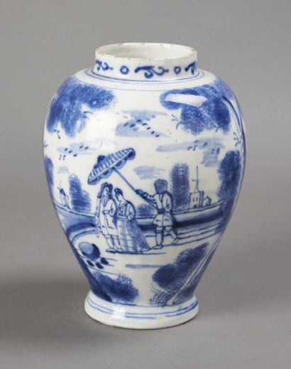 null DELFT. Vase ovoïde décoré en camaïeu bleu d'une scène de chasse au lièvre, et...