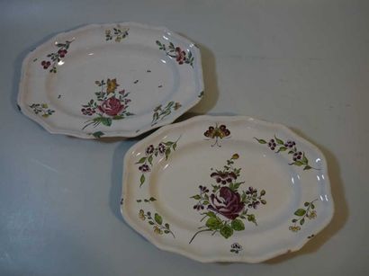 null LUNEVILLE - Deux plats ovales à bord contourné à décor polychrome de bouquets...