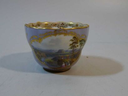 null MEISSEN - Tasse à anse double à décor polychrome d'une vue de la Bastei (Suisse...