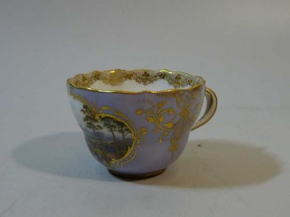 null MEISSEN - Tasse à anse double à décor polychrome d'une vue de la Bastei (Suisse...