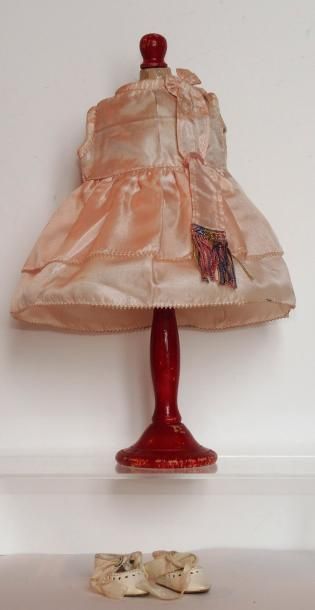 null «JE VAIS AU BAL» robe en taffetas rose, écharpe sur l'épaule, été 1930 G.L....