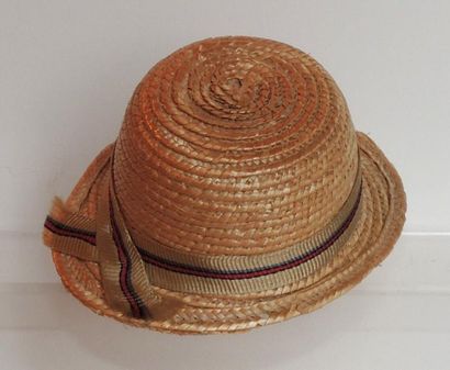 null Chapeau de paille cloche aux cotés tombants, ruban chapelier, création été 1930...