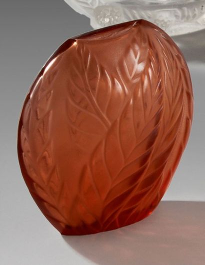 CRISTAL LALIQUE Vase «Filicaria». Épreuve en cristal fumé moulé pressé. Signé. Haut....